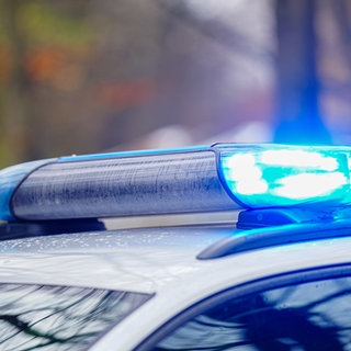 Das Blaulicht auf einem Polizeiauto: In Dernbach im Westerwald wurde eine 17-Jährige vermisst.