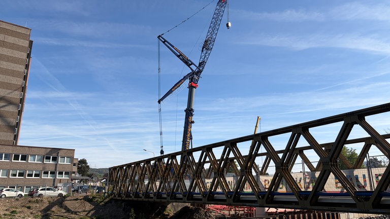 Landgrafenbrücke in Bad Neuenahr-Ahrweiler mit Kran im Hintergrund.