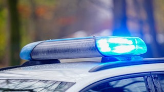 Das Blaulicht auf einem Polizeiauto: E-Call-system alarmiert Rettungskräfte