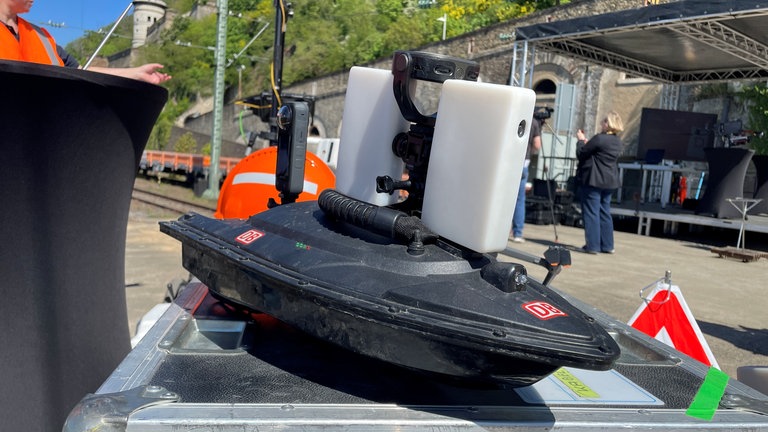 Ein kleines fernsteuerbares Boot ist mit Vermessungskamera und Licht ausgestattet.