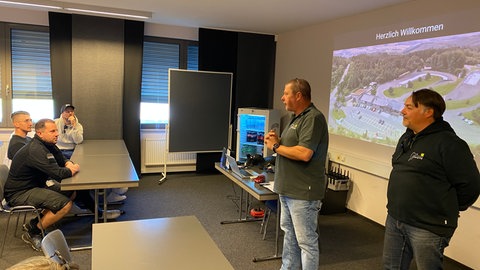 Die Instruktoren Michael Ruffen und Alexander Sieling beim Theorieteil des Eco-Trainings am Nürburgring