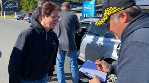 Diane Castell und Fahrinstruktor Alexander Sieling beim Eco-Training am Nürburgring