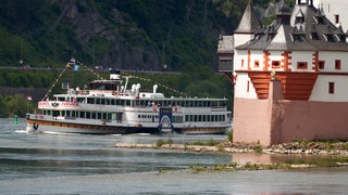 Die Burg Pfalzgrafenstein in Kaub und das Aussflugsschiff Goethe 
