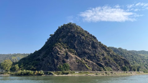 Der Loreleyfelsen im Mittelrheintal - im Hang versteckt führt eine Treppe von unten nach oben auf den Loreley-Felsen. Die Treppe wird im Rahmen der BUGA 29 saniert.