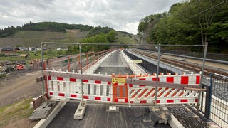 Der Ahrtal-Radweg befindet sich an der Mittelahr zurzeit noch im Bau und darf nicht befahren werden.