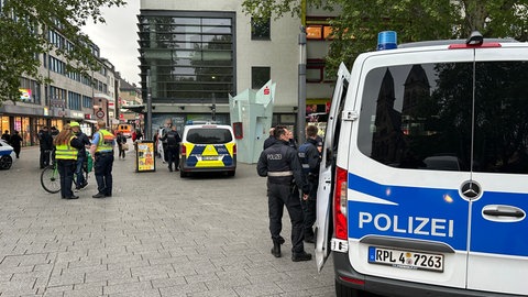 Blick in die Fußgängerzone in Koblenz: Einsatzfahrzeuge und Beamte bei der Großkontrolle der Polizei am 6. Mai 2026
