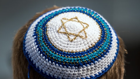 Das Symbolfoto zeigt einen jungen Mann von hinten mit einer Kippa auf dem Kopf: In RLP haben Beratungsstellen gegen Rechtsextremimus und Antisemitismus immer mehr zu tun. 