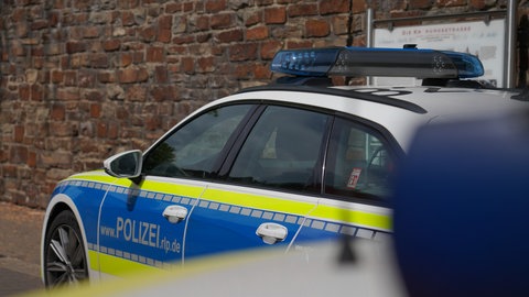 Raubüberfall in Sinzig: Einsatzfahrzeuge der Polizei stehen an einer Bankfiliale - der Täter ist weiter flüchtig
