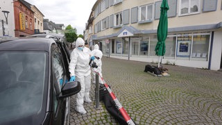 Spurensicherer untersuchen nach einem Raubüberfall die Volksbank in Sinzig.