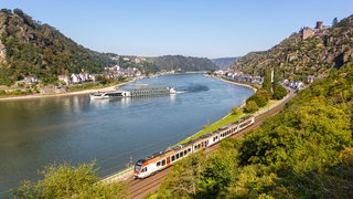eine Regionalbahn fährt auf der rechten Rheinseite bei St. Goarshausen. 
