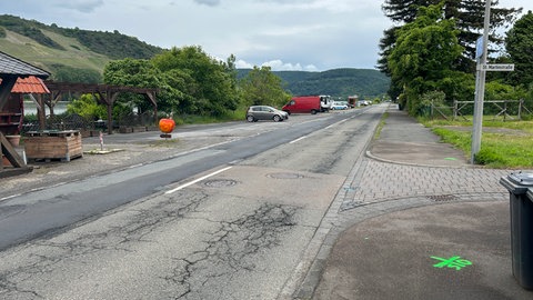 Blick auf den Obststand an der B42 in Osterspai. Hier soll der Radweg entlang laufen.