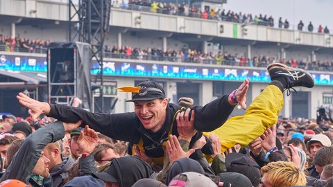 Ein Rock am Ring-Besucher beim Crowdsurfen während eines Konzerts.
