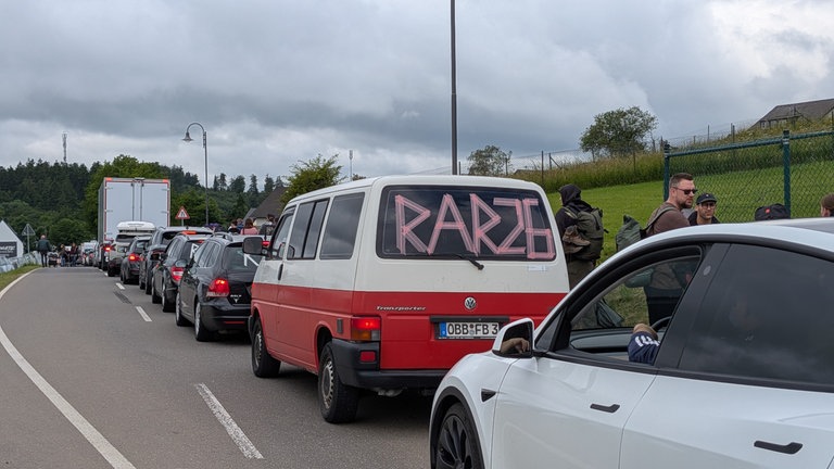 Rock-am-Ring-Besucher stehen mit ihren Fahrzeugen auf den Zufahrtswegen zu den Campingplätzen am Nürburgring.