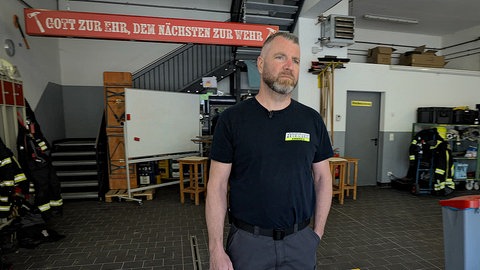 Feuerwehrmann Torsten Claesgens im Gerätehaus in Ahrbrück.