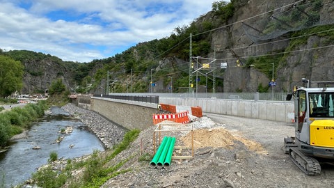 Neue Stützwand am Bahnhof Altenahr: Oberhalb der Mauer verläuft der Ahr-Radweg.