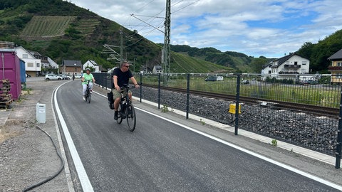 Der Ahr-Radweg verläuft zu großen Teilen entlang der Bahntrasse der Ahrtalbahn.