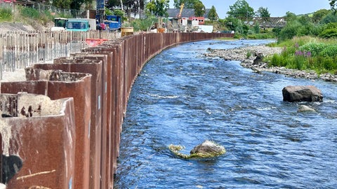 Eine Hochwasserschutzwand wird an der Ahr bei Ahrweiler gebaut.