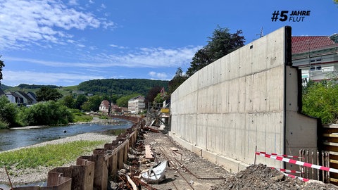 Eine Prallwand an der Karl-von-Ehrenwall-Allee in Ahrweiler. 