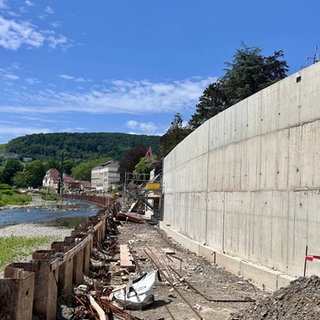 Eine Prallwand an der Karl-von-Ehrenwall-Allee in Ahrweiler. 