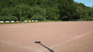 Der Sportplatz im Ahrknick in Hönningen vor der Flutkatastrophe 2021.