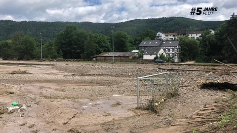 Ein Fußballtor auf dem von der Ahr-Flut 2021 zerstörten Sportplatz im Ahrknick in Hönningen. 