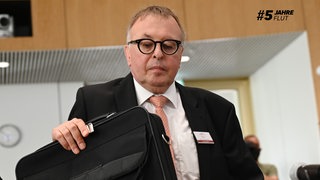 Jürgen Pföhler (CDU), ehemaliger Landrat des Kreises Ahrweiler, nimmt als Zeuge im Untersuchungsausschuss des Landtags Rheinland-Pfalz zur Flutkatastrophe Platz.