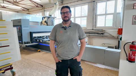 Eigentlich studierte Constantin Lehramt und wollte Lehrer werden. Durch den Wiederaufbau nach der Flut im Ahrtal lernte er jedoch das Handwerk lieben und begann eine Ausbildung zum Schreiner.