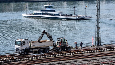 Bahnbaustelle an der rechtsrheinischen Bahnstrecke bei Rüdesheim - die Strecke wird ab 10. Juli wegen der Sanierung der Strecke monatelang gesperrt.