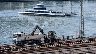 Bahnbaustelle an der rechtsrheinischen Bahnstrecke bei Rüdesheim - die Strecke wird ab 10. Juli wegen der Sanierung der Strecke monatelang gesperrt.