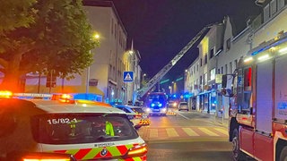 Die Feuerwehr beim Einsatz in Bad Hönningen: Dort ist bei einem Wohnungsbrand eine 63 Jahre alte Frau ums Leben gekommen.
