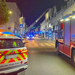 Die Feuerwehr beim Einsatz in Bad Hönningen: Dort ist bei einem Wohnungsbrand eine 63 Jahre alte Frau ums Leben gekommen.