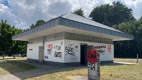 Die Toilettenanlage auf dem Rastplatz Hundsheide an der A61 im Hunsrück.