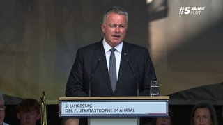 Ministerpräsident Gordon Schnieder (CDU) bei der Gedenkveranstaltung zur Flut im Ahrtal. Er entschuldigte sich für das Versagen des Staates.