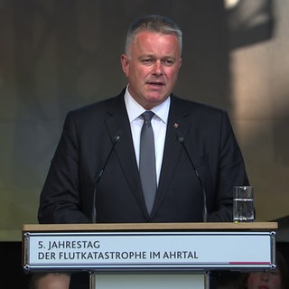 Ministerpräsident Gordon Schnieder (CDU) bei der Gedenkveranstaltung zur Flut im Ahrtal. Er entschuldigte sich für das Versagen des Staates.