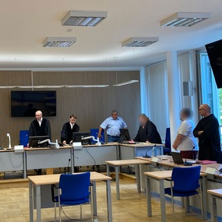 Der Angeklagte und sein Verteidiger vor dem Landgericht Koblenz