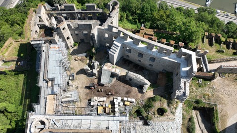 Luftaufnahme der Burg Rheinfels während der Sanierung.