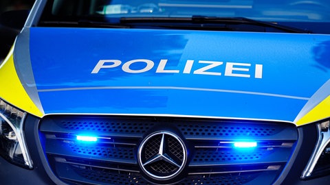 Polizeiauto mit Blaulicht: Suche nach vermisstem 16-Jährigen aus Koblenz
