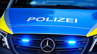 Polizeiauto mit Blaulicht: Suche nach vermisstem 16-Jährigen aus Koblenz