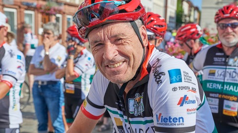 Der frühere Fußball-WM-Schiedsrichter Markus Merk in Fahrradkleidung und Helm bei einer VOR-TOUR der Hoffnung