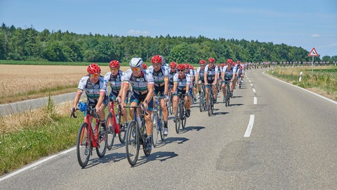 Fahrerfeld bei der VOR-TOUR der Hoffnung