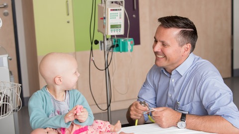 Der Leiter der Kinderkrebsstation am Kemperhof, Dr. Stephan Lobitz, mit einer jungen Patientin. 
