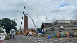 Ein Bagger reißt den Turm der St. Pius-Kirche in Bad Neuenahr-Ahrweiler ab.