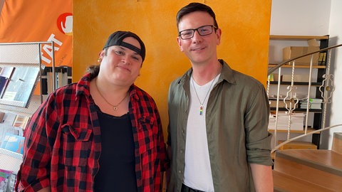 Die Koblenzer Queerbeauftragte Patricia Pederzani (li.) und der grüne Stadtrat Patrick Zwiernik: Die beiden gehören zum Orga-Team des Christopher Street Days in Koblenz.