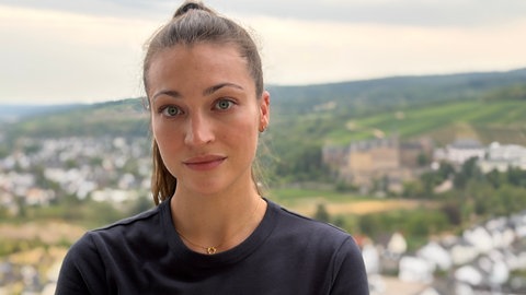 Schauspielerin Antonia Moretti am Set der ARD-Serie über die Ahrtal-Flut.