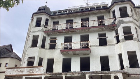 Die Fassade des leerstehenden Hotels im Bopparder Stadtteil Bad Salzig, in dem es zu einem zweiten Teileinsturz gekommen ist. 