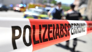Symbolbild: Polizeiabsperrung. Bei Asbach wurde das mutmaßliche Fluchtauto von Bankräubern gefunden.