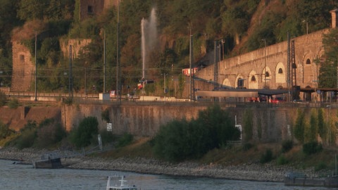 Feuerwehrleute bewässern vor dem Abschlussfeuerwerk von Rhein in Flammen den Hang der Festung Ehrenbreitstein. 