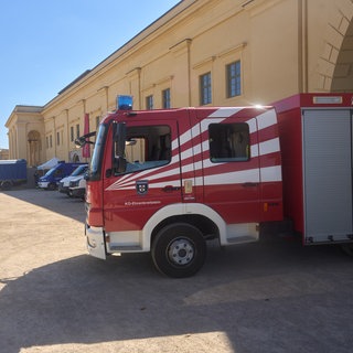 Ein Feuerwehrauto steht vor Rhein in Flammen auf der Festung in Ehrenbreitstein