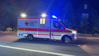 Ein Rettungswagen an einer Unfallstelle. Bei einem Unfall im Westerwald sind drei Menschen gestorben.