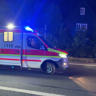 Ein Rettungswagen an einer Unfallstelle. Bei einem Unfall im Westerwald sind drei Menschen gestorben.